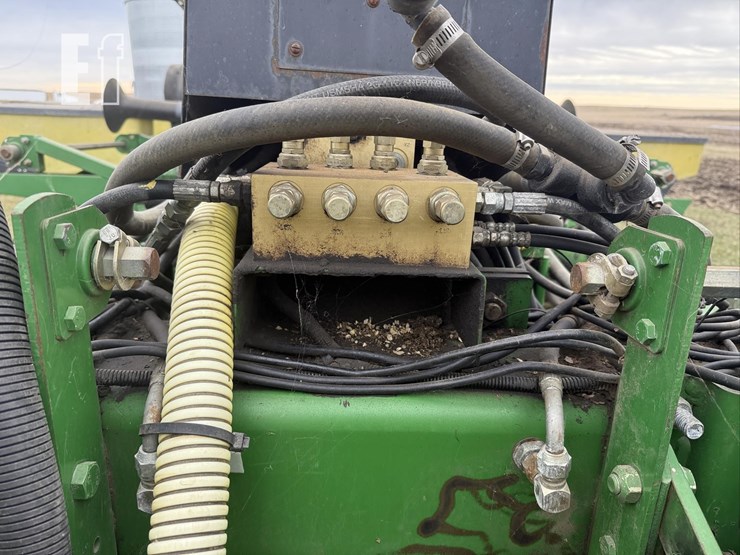 1997-john-deere-1770-image-32