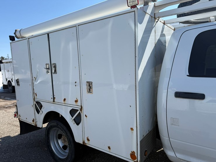 #1060-•-2015-ram-5500-heavy-duty-service-truck-image-24