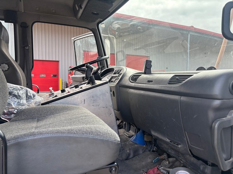 2005-gmc-t7500-image-16