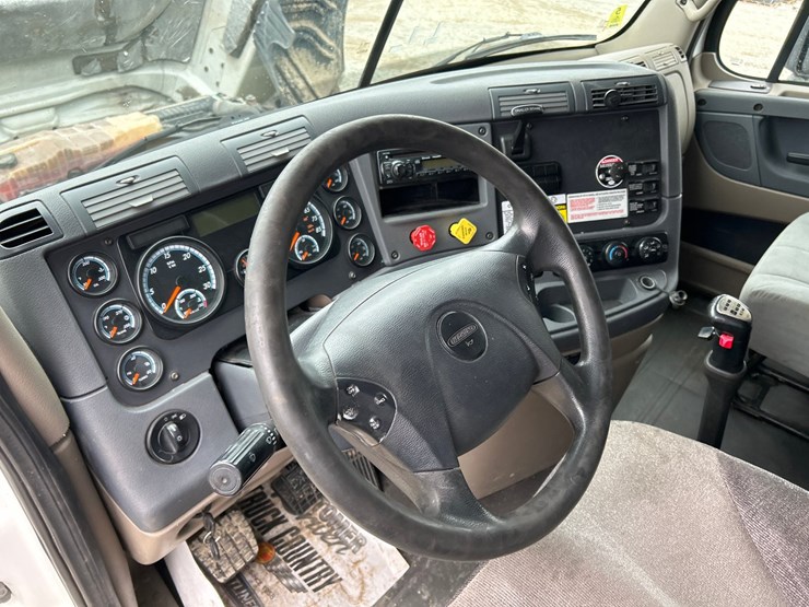 2017-massey-ferguson-8-image-60