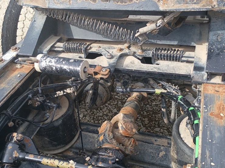 2012-massey-ferguson-8-image-28