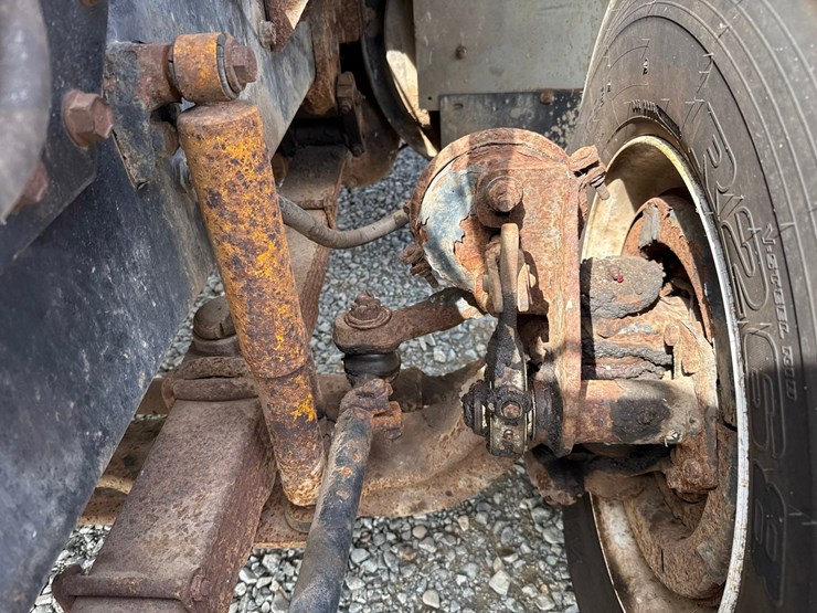 1990-massey-ferguson-8-image-11