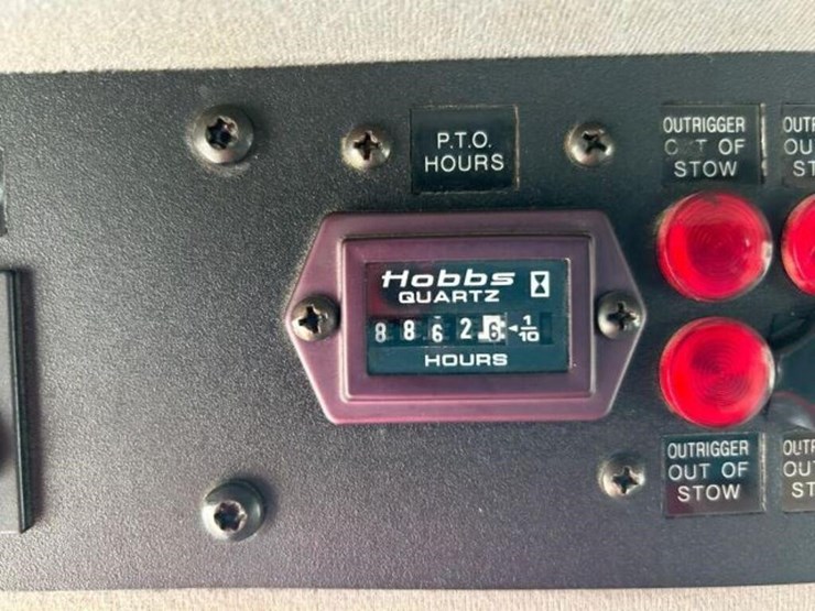 2004-freightliner-fl80-image-18