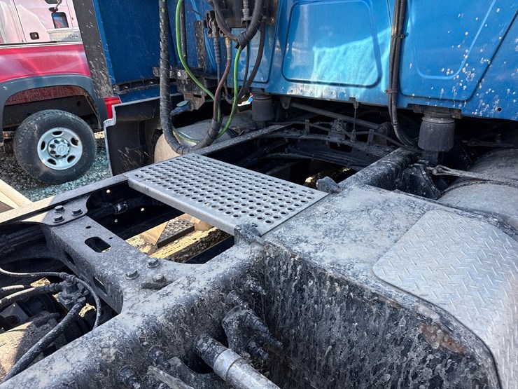 #2199-•-2020-international-a26-sleeper-cab-truck-tractor-image-22