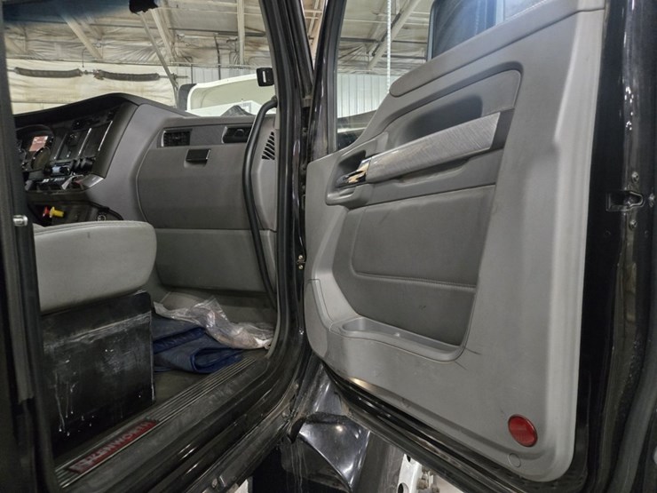 2015-kenworth-t680-image-55