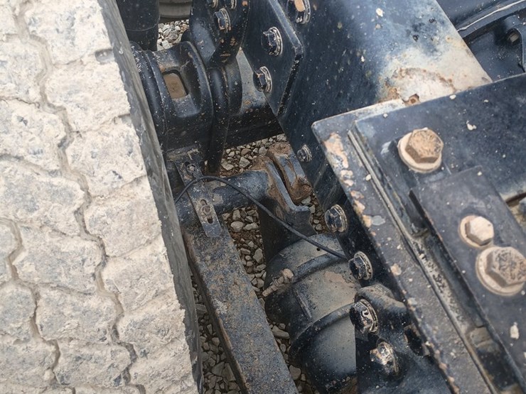 2012-massey-ferguson-8-image-21