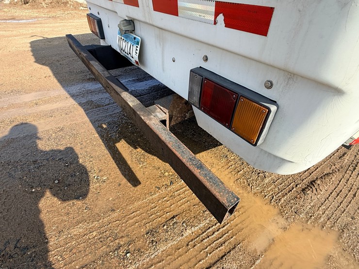 2004-isuzu-npr-image-23