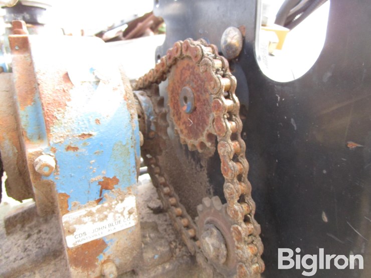 john-blue-hydraulic-fertilizer-attachment-image-15