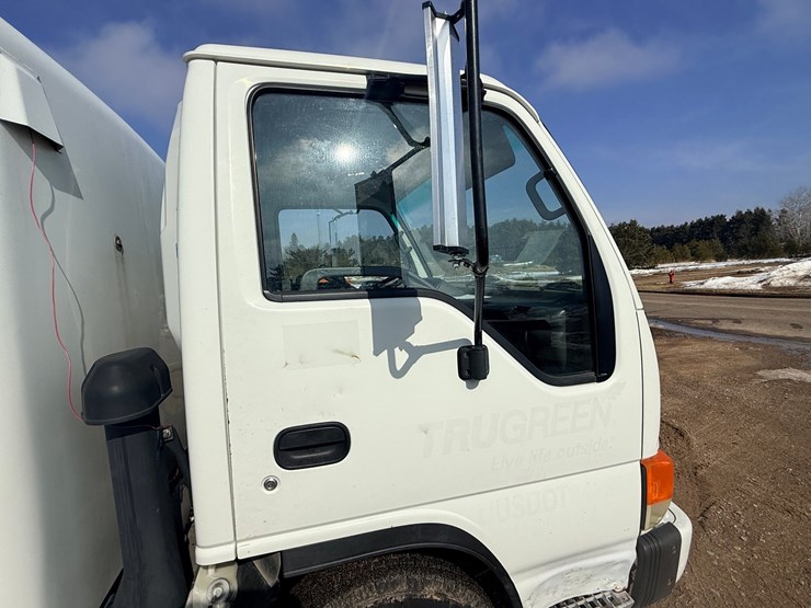 2004-isuzu-npr-image-17