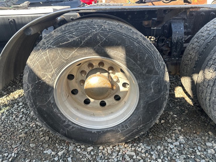 2013-peterbilt-365-image-91