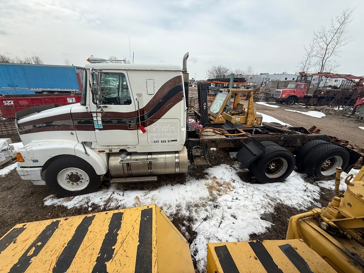 #1117-•-volvo-whitegmc-day-cab-truck-tractor-image-2