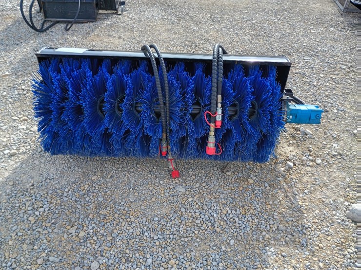 #23932-•-sweeper-mini-skid-steer-attachment-image-1