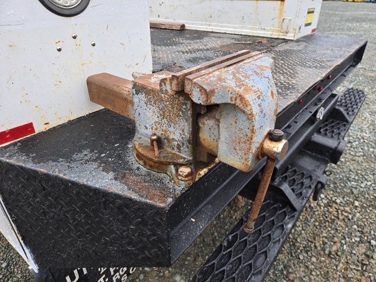 2011-ford-f550-image-28