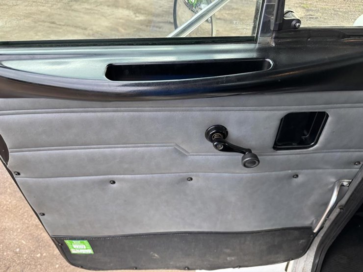 2003-peterbilt-330-image-48