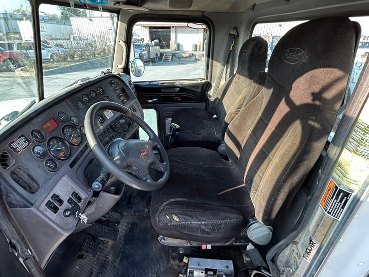 peterbilt-365-image-109