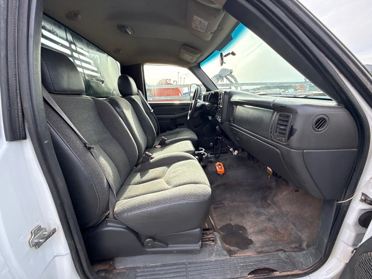 2005-chevrolet-3500-image-27