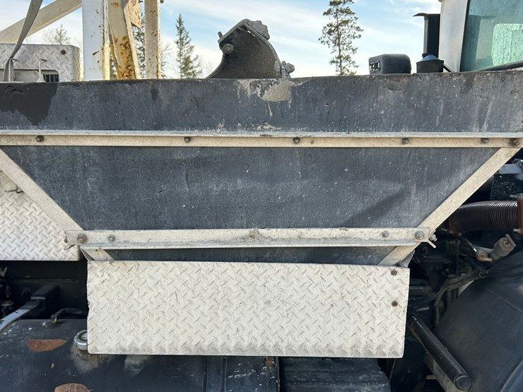 #2237-•-2006-mack-tri-axle-concrete-placement-truck-image-30