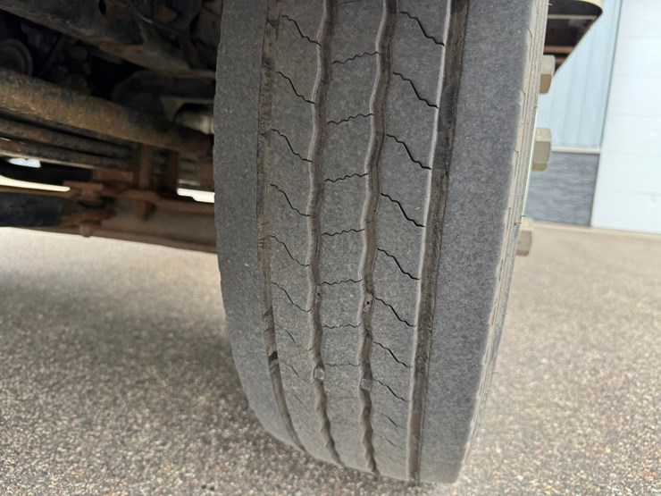 2019-isuzu-nrr-image-50