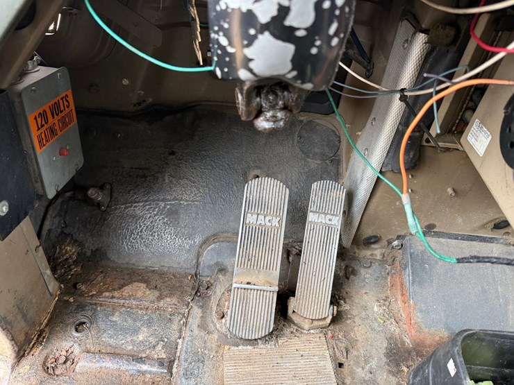 1984-mack-dm492s-image-52