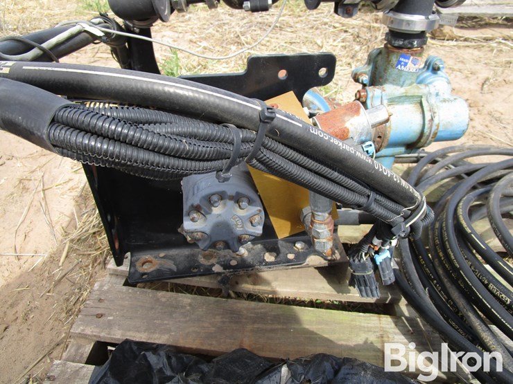 john-blue-hydraulic-fertilizer-attachment-image-16