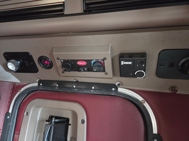 2007-peterbilt-579-image-62