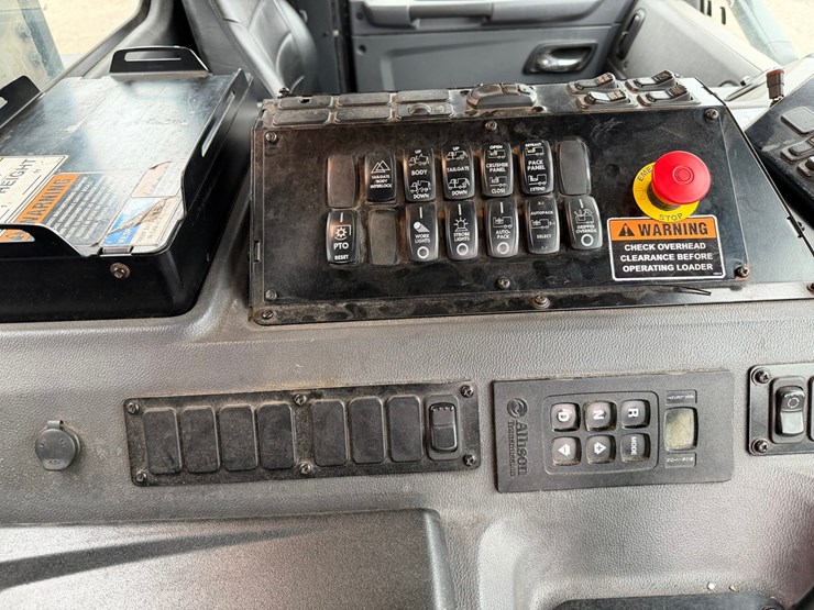 #1360-•-2019-peterbilt-pb520-side-load-garbage-truck-image-61