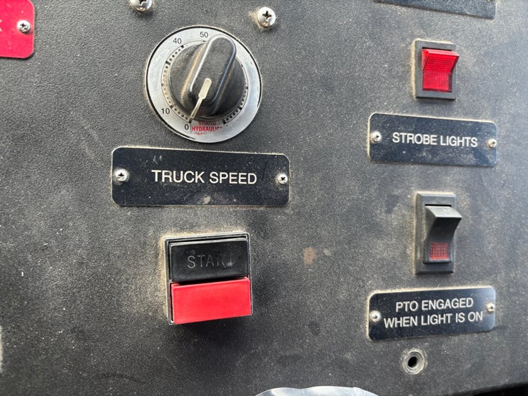 2005-gmc-t7500-image-25