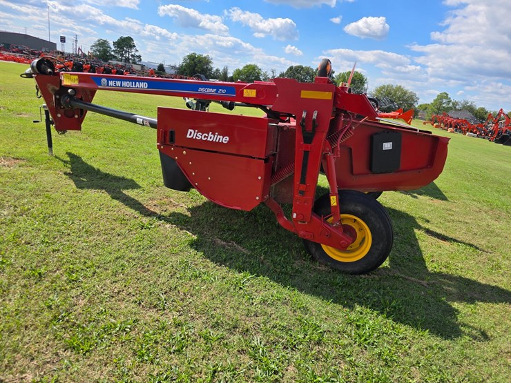 2022-new-holland-210-image-22