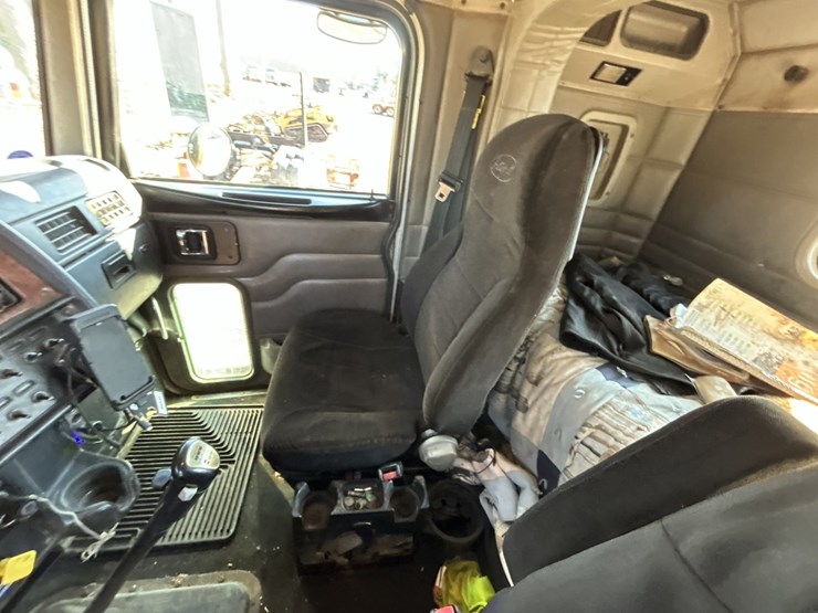 2005-peterbilt-379-image-70