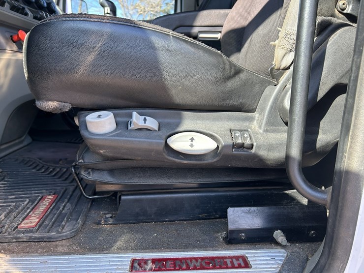 2020-kenworth-t880-image-64