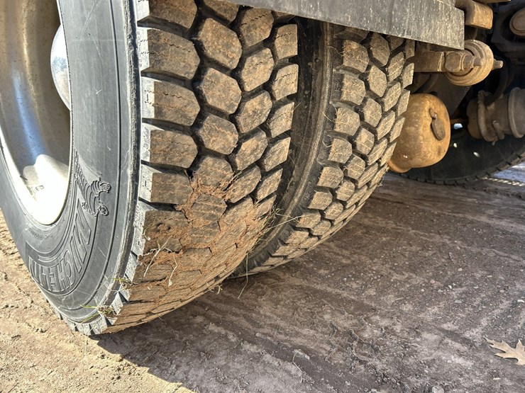 2005-peterbilt-379-image-91