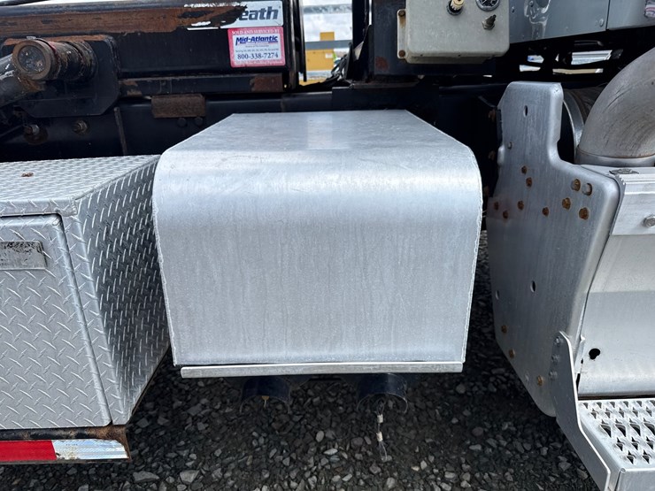 2016-massey-ferguson-8-image-62