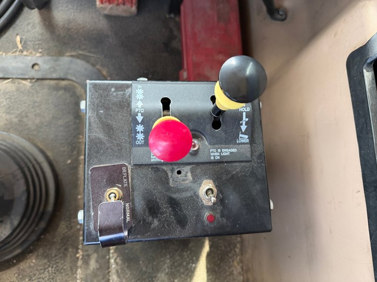 #1049-•-2005-mack-granite-tri-axle-dump-image-47