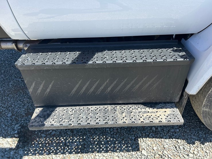 2023-ford-f750-image-23