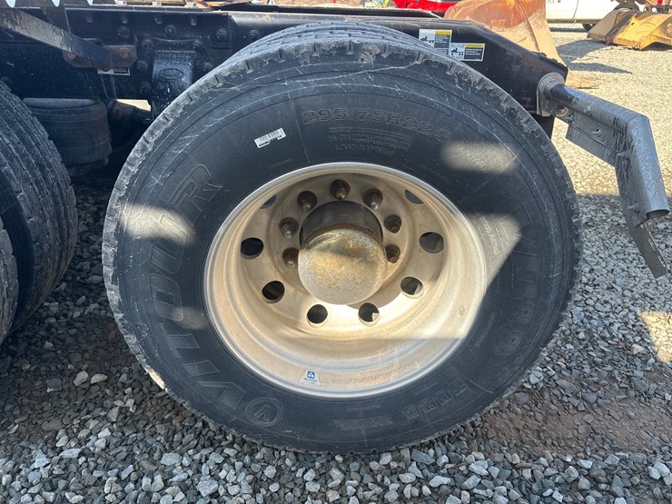 2013-peterbilt-365-image-93