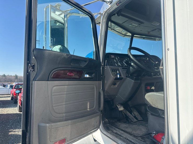 2013-peterbilt-365-image-32