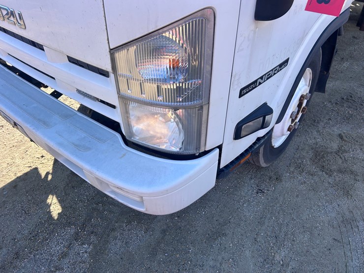 2013-isuzu-npr-image-9