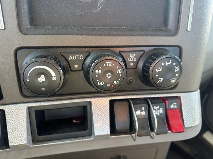 2017-kenworth-t680-image-38