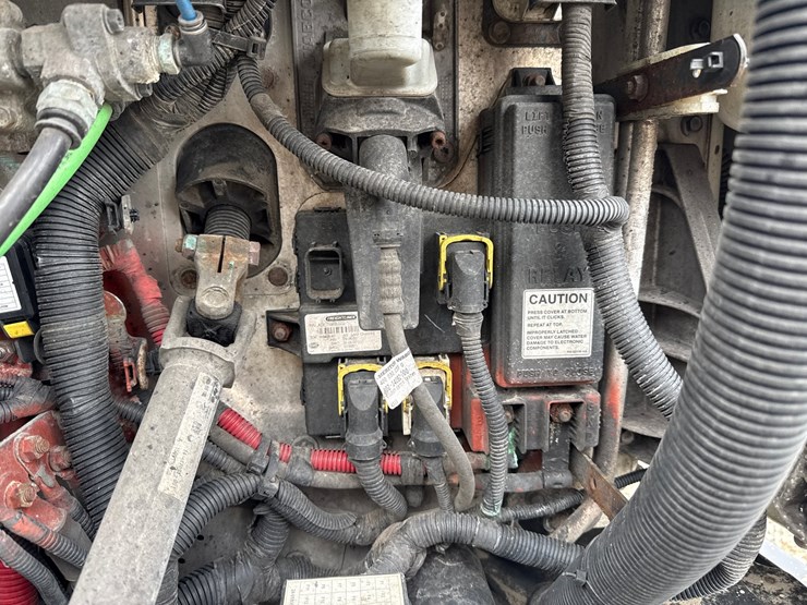 2016-massey-ferguson-8-image-13