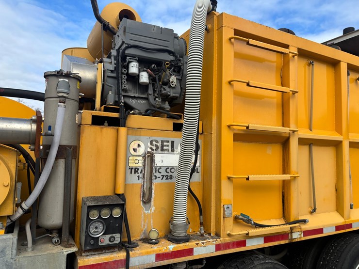 2005-gmc-t7500-image-32