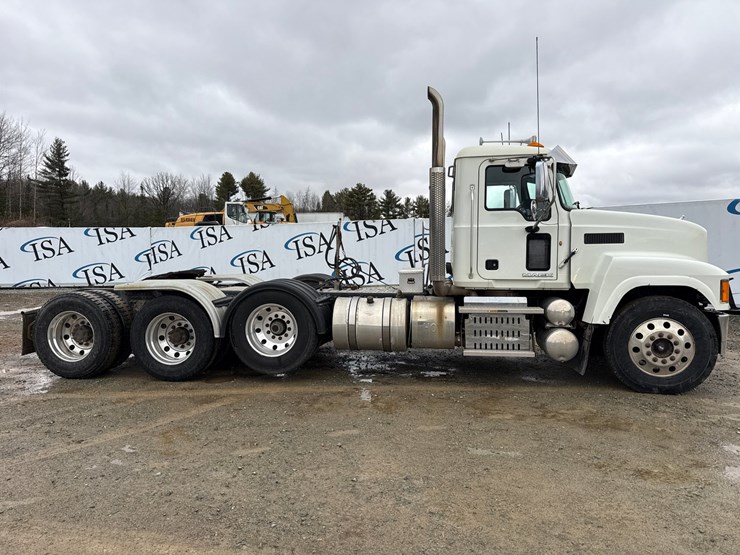 2014-massey-ferguson-8-image-6