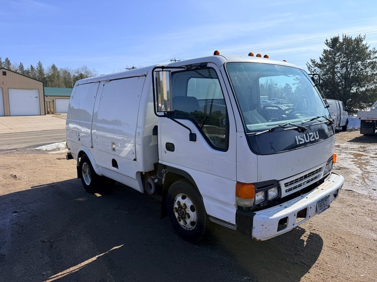 2001-isuzu-npr-image-3