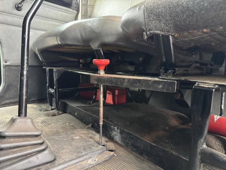 2003-peterbilt-330-image-63