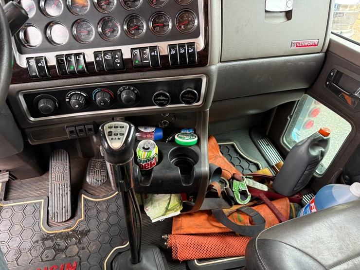 2020-kenworth-t800-image-58