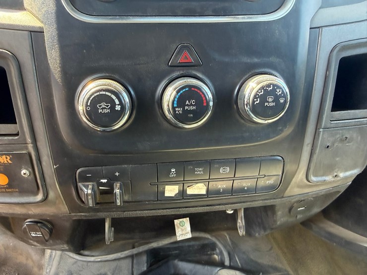 #1062-•-2015-ram-5500-heavy-duty-service-truck-image-31