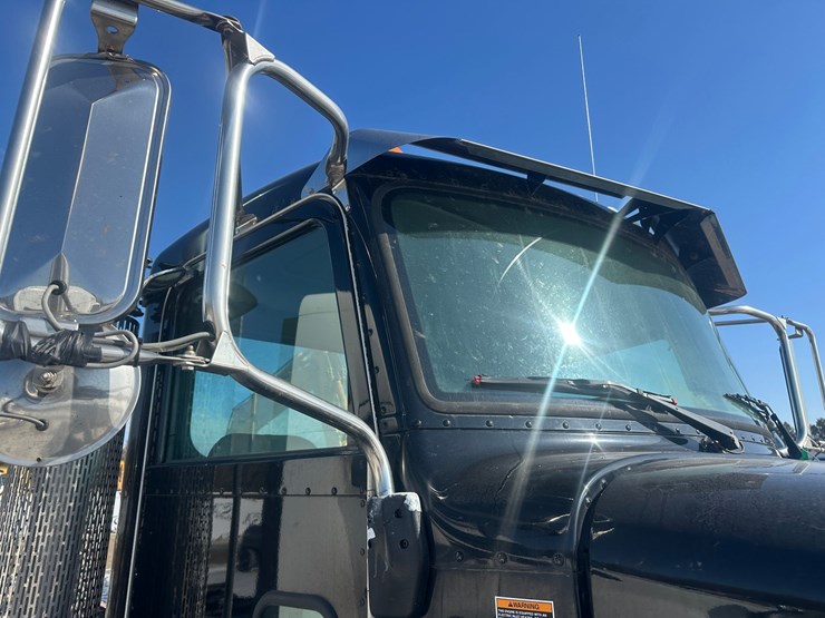 2015-peterbilt-337-image-13