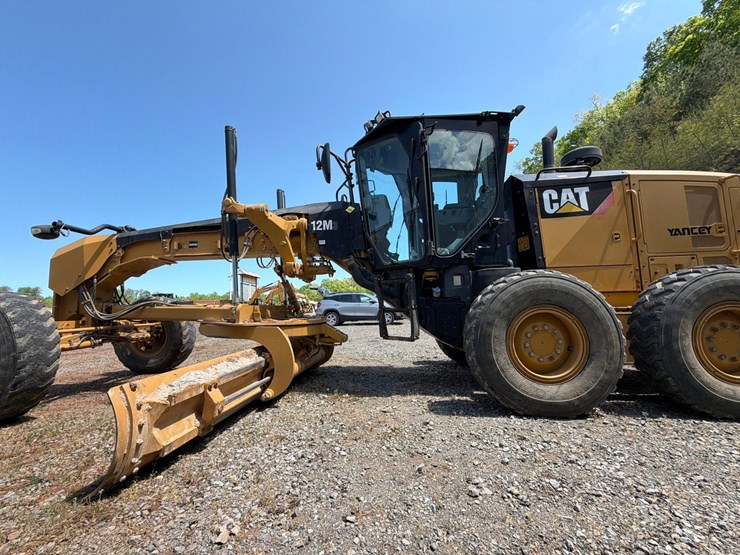 2018-caterpillar-12m3-image-2