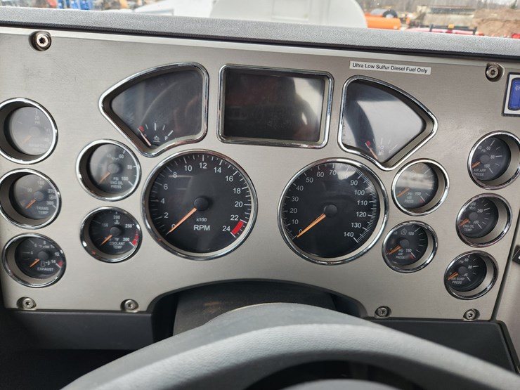 2014-massey-ferguson-8-image-32