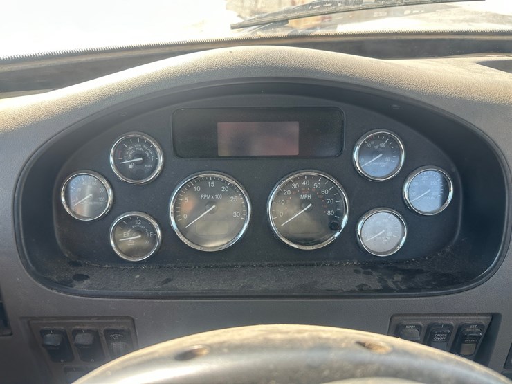 2015-peterbilt-337-image-27