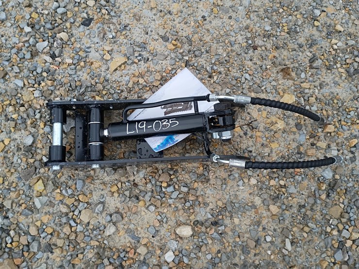 #l19-035-•-tpm-hydraulic-thumb-mini-excavator-attachment-image-1